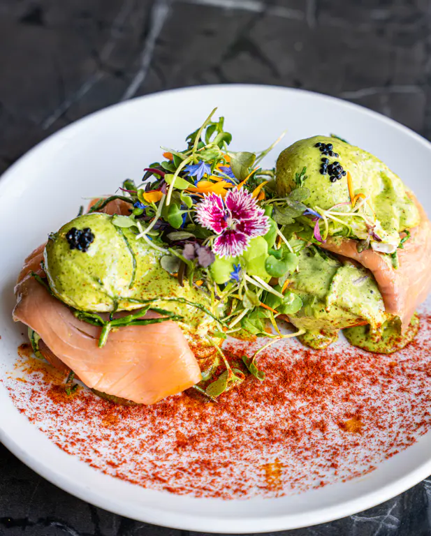 Bénédictie Saumon Fumé et Guacamole - Antipode Montréal