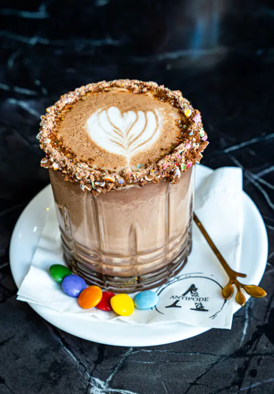 Latté chocolat Smarties - Antipode Montréal